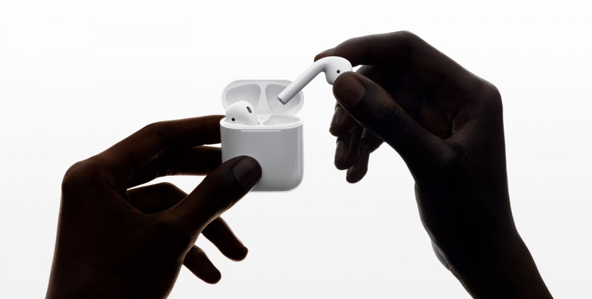 Apple AirPods 2  with Wireless Charging Case (MRXJ2) в руках | znayomi.com